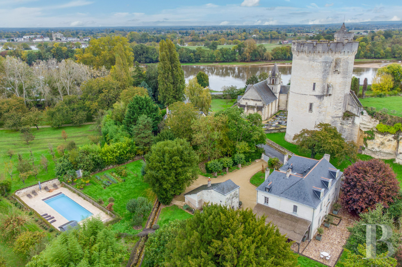 En Anjou, à l’ouest de Saumur,  un ancien presbytère du 18e siècle en bord de Loire pour de calmes séjours - photo  n°1